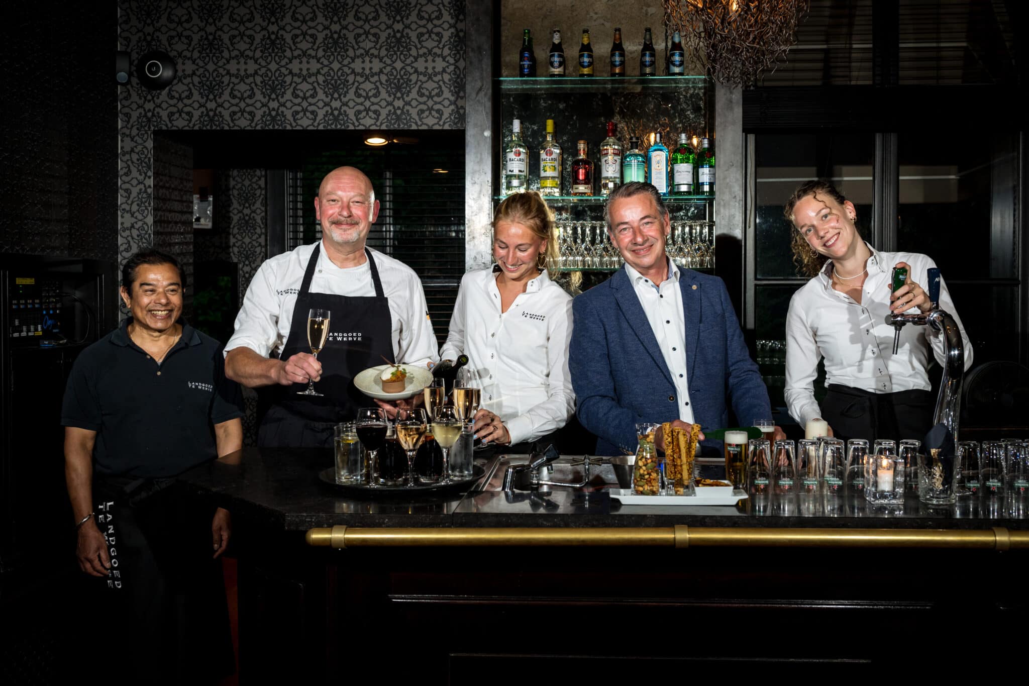 Team Te Werve achter de bar